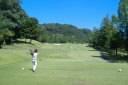 栃木ヶ丘ゴルフ倶楽部の画像イン12番ホール/セカンドから右ドックレッグで僅かに打ち上げのミドル。